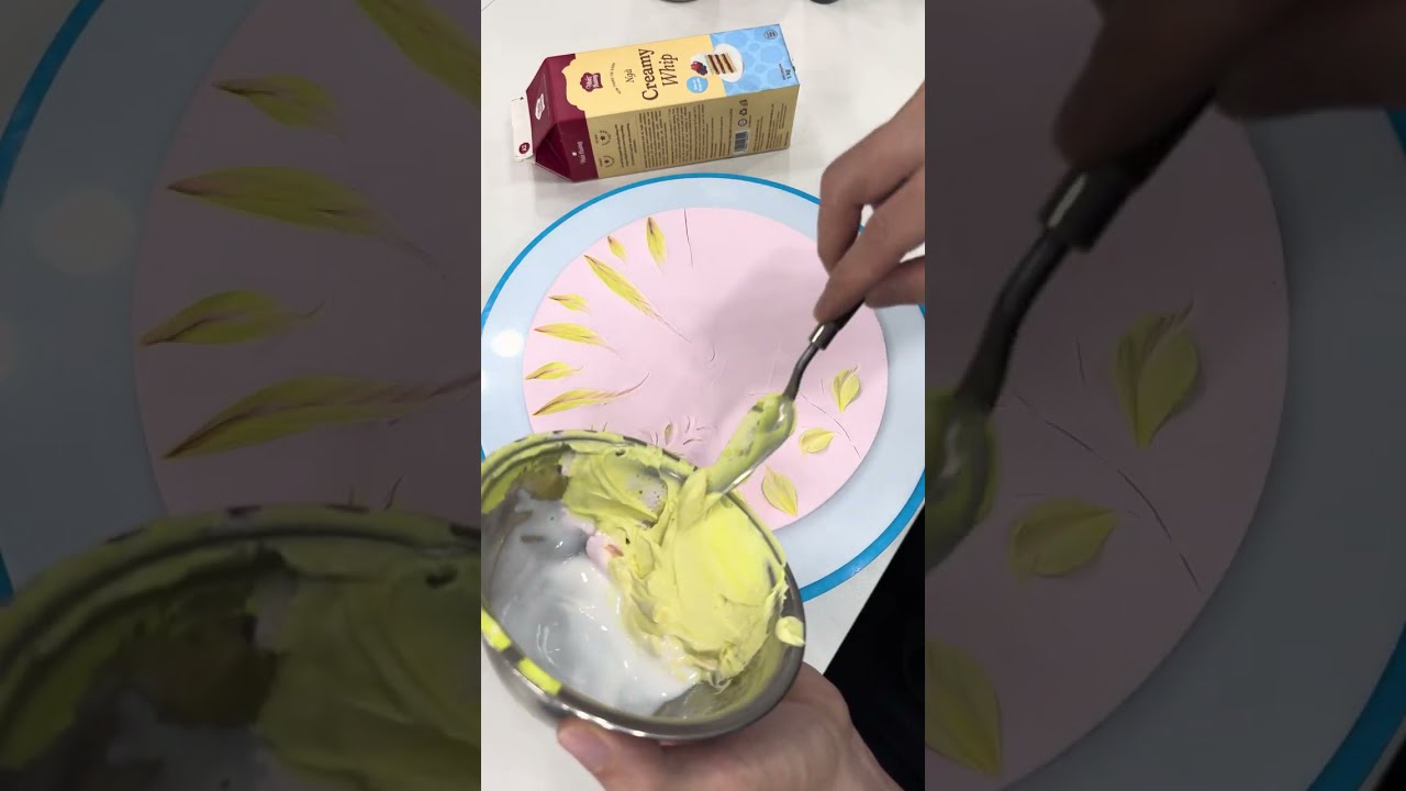 The first lesson in drawing flying flowers artistically / #caketv #cakedecorating #artcake 
