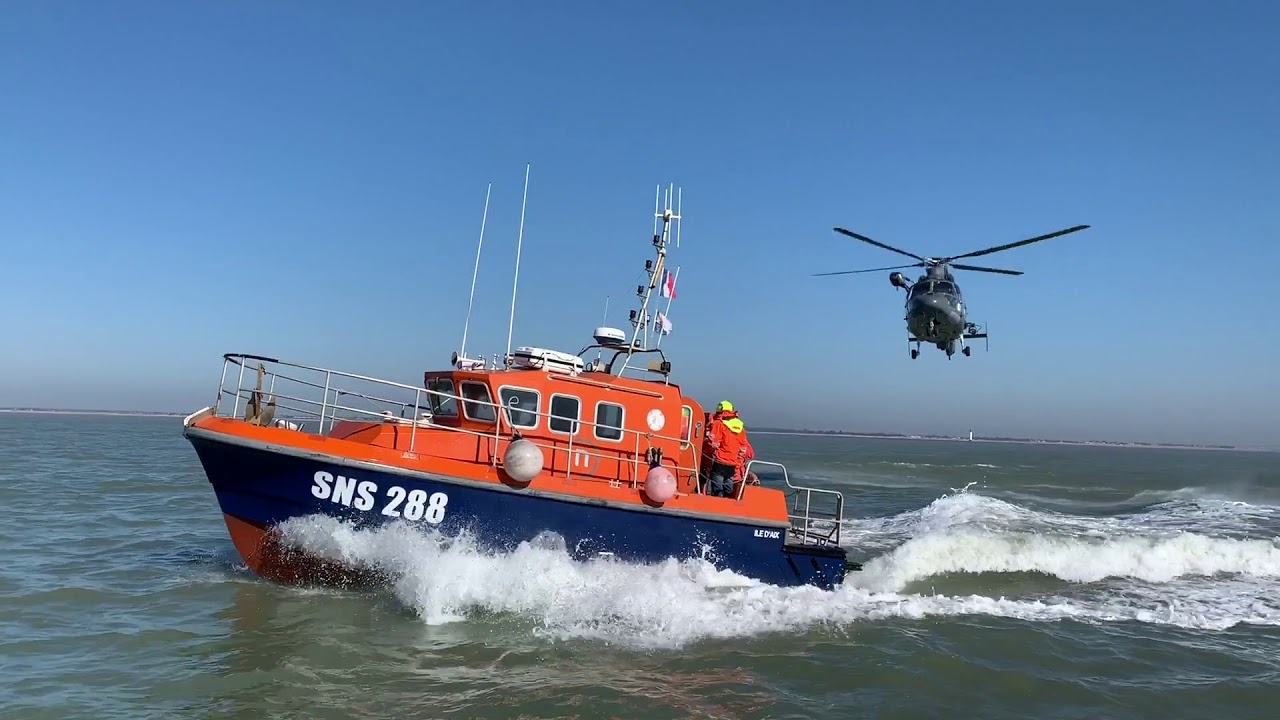 Exercice d'h&eacute;litreuillage entre la SNSM La Rochelle & la Marine Nationale