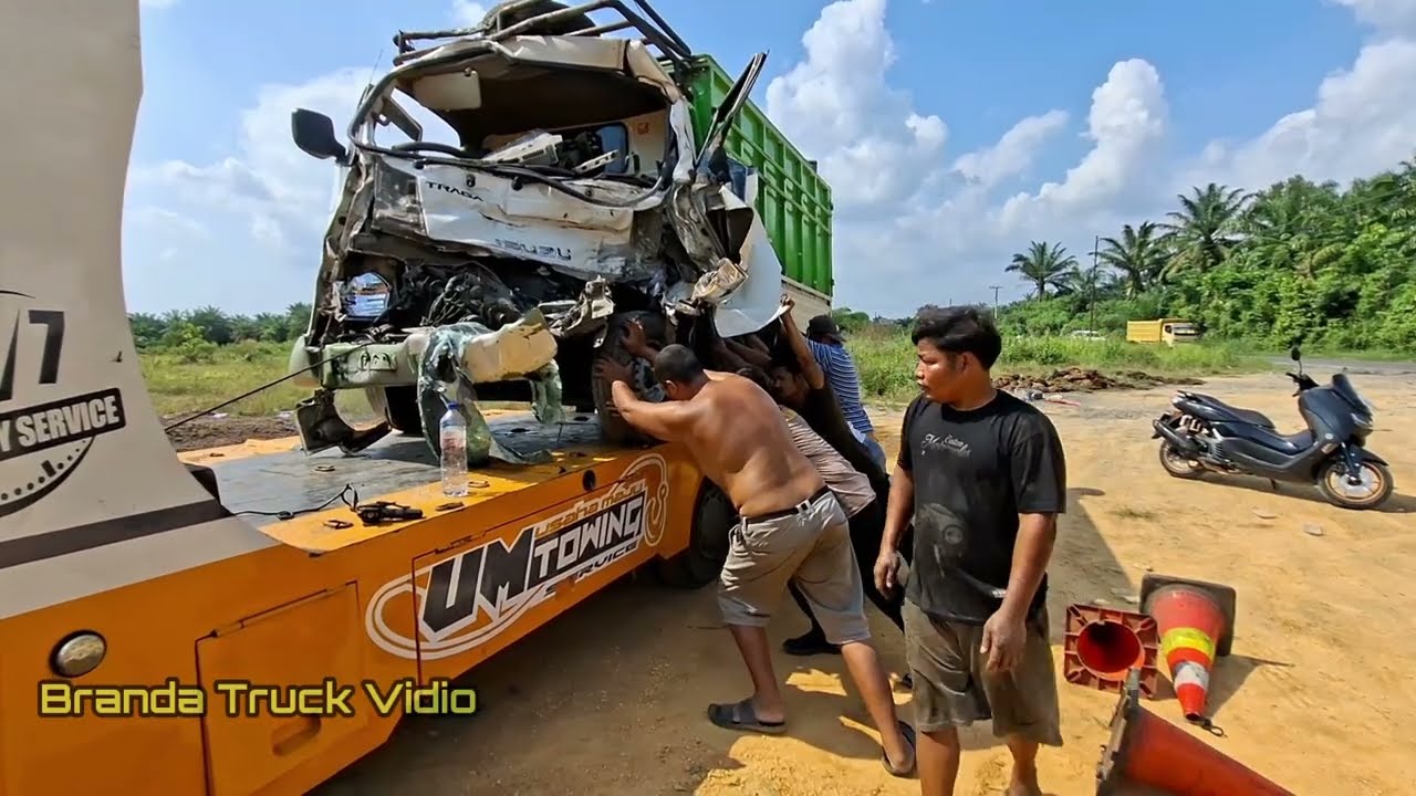 Perjuangan Sopir Truck ||  Evakuasi Bus Dan Truck di Bukit kodok
