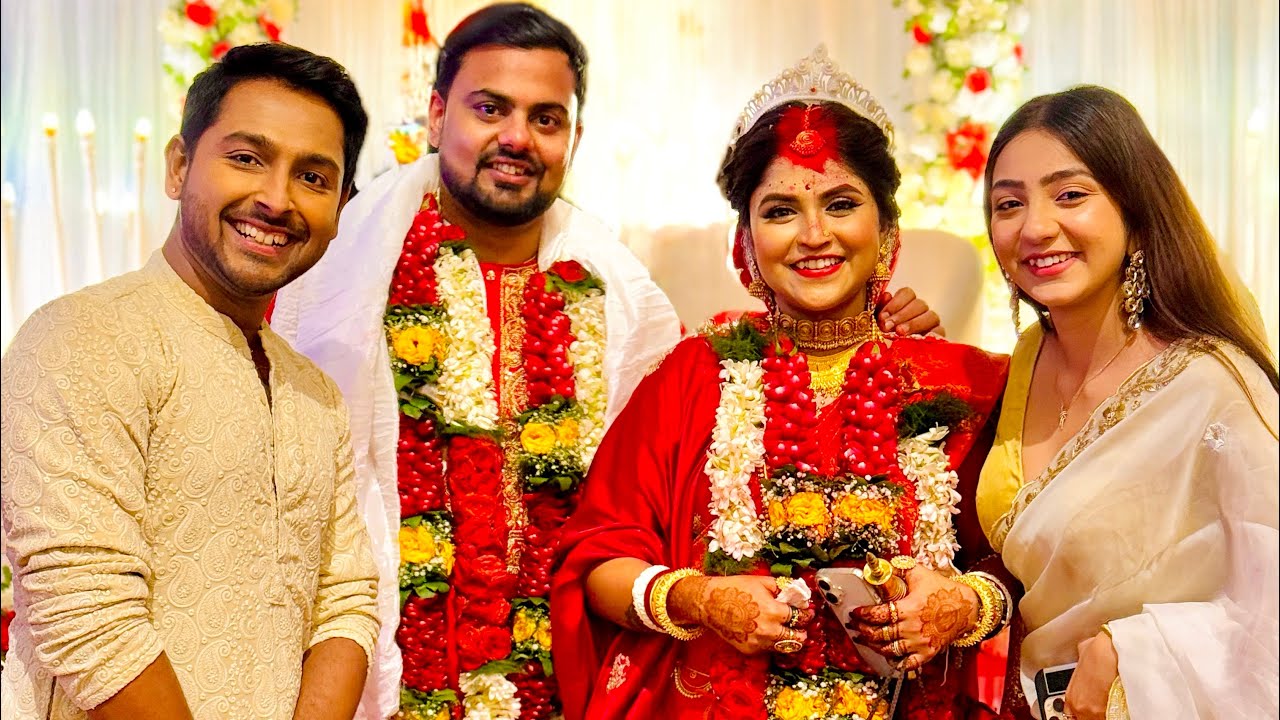 finally পৌঁছে গেলাম দেবলিনার বিয়েতে, গায়িকার বিয়েতে গান হবে না তা কি হয়?