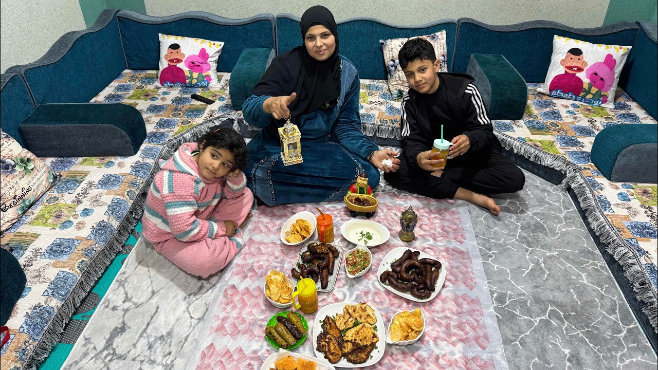 سحور وفطور اول يوم رمضان من غير زوجي 😥تحسوا السفره ناقصها حاجات كتير 🌙علقنا زينة رمضان 🌙شوفوا فرحتهم
