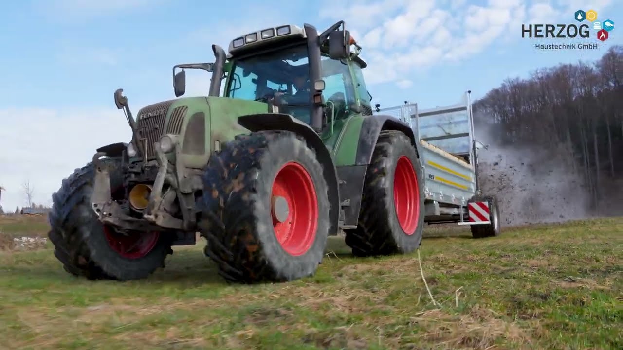 Miststreuen mit Fendt 712 Vario sound & MEV 7000 Leih-Bergstreuer von LU-HERZOG, MF 4225 & Hauer