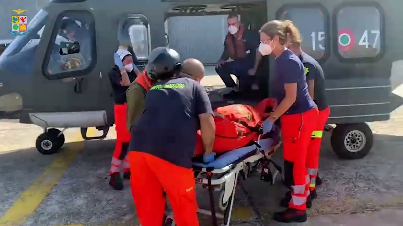 Elicottero dell’Aeronautica Militare salva un passeggero di una nave da crociera a largo di Bari