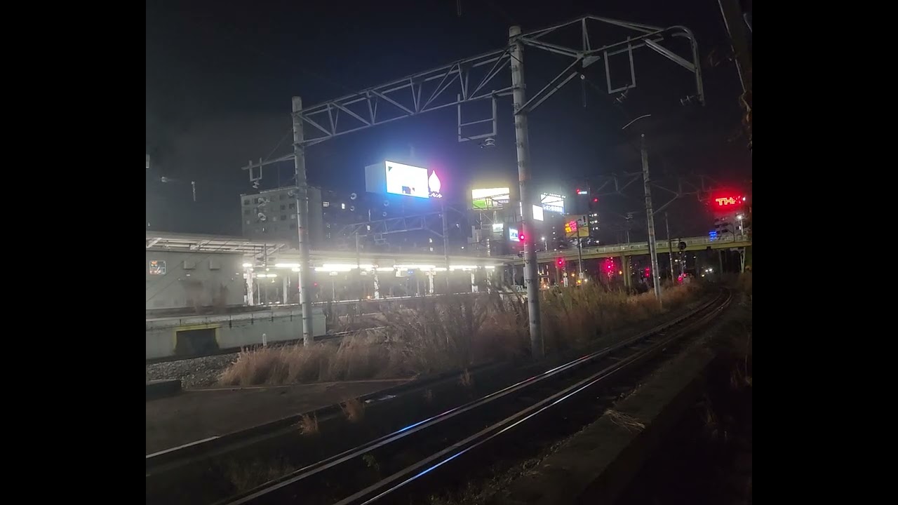 様々な特急列車が続々と来る