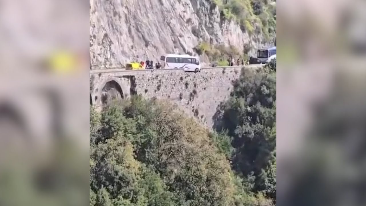 Incidente sull'Amalfitana: pullman rischia di cadere nel vuoto