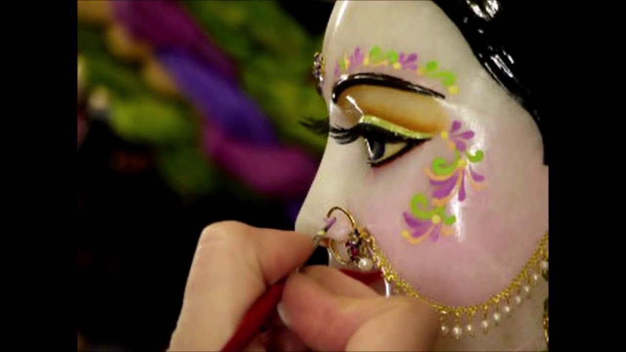 Srimati Radharani sminkelése   Doing make up for Srimati Radharani