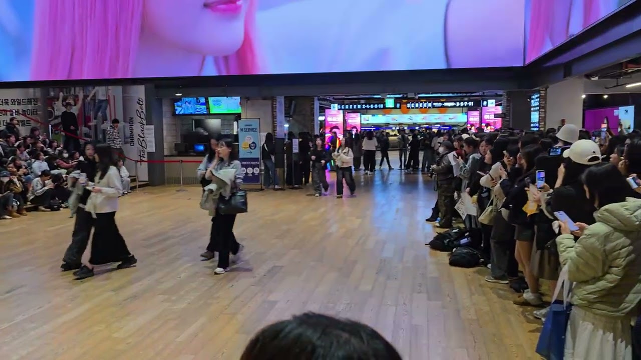 유신쇼 영화 왕과 사는 남자 흥행감사 무대인사 팬들1 유해진, 박지훈, 유지태, 전미도, 김민, 이준혁, 김수진, 박지윤, 장항준 감독 메가박스 코엑스 [20260317]