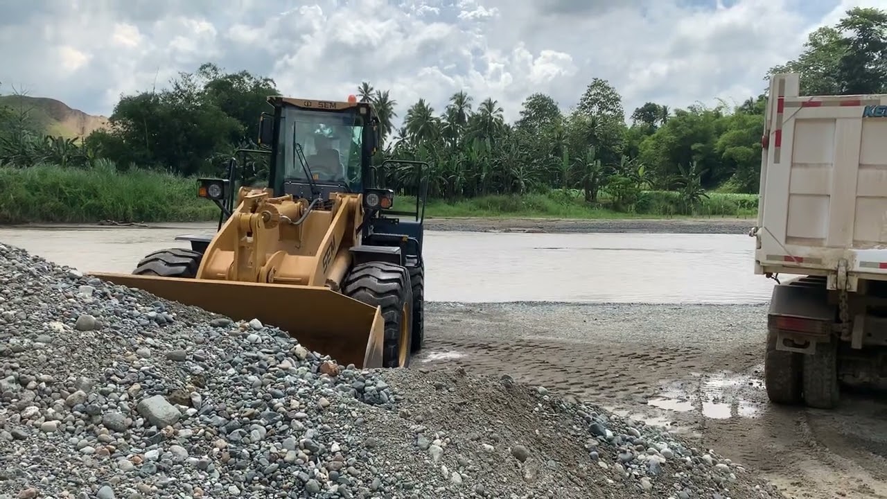 Sem 655D loading at quarry