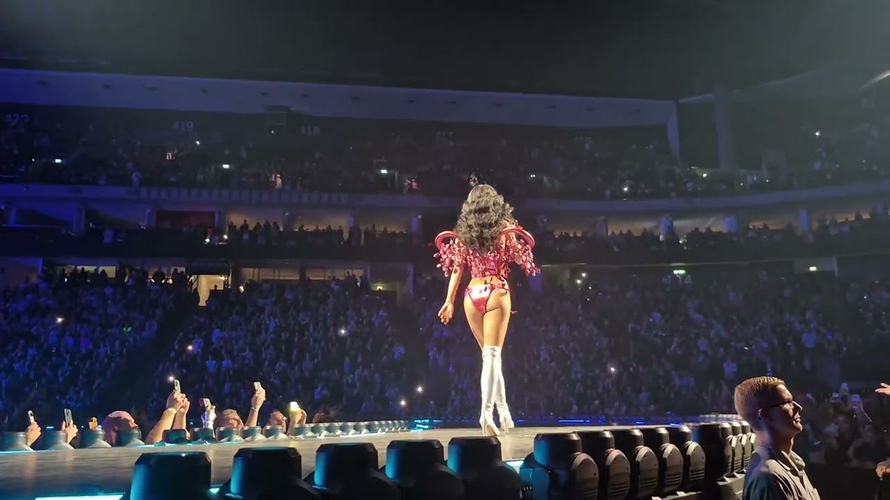 Uber Arena Berlin Germany 21.10.25 Katy Perry (LIFETIMES / Firework) LIVE