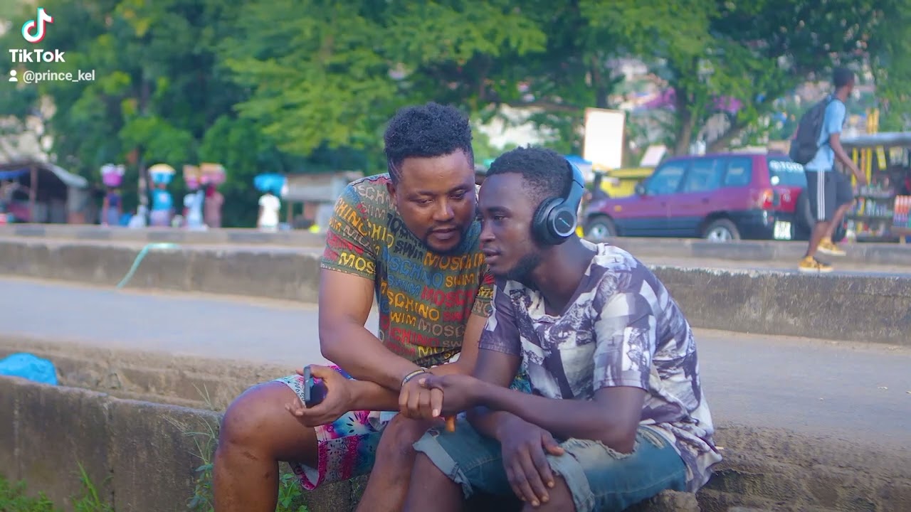Asking random questions on the street of Freetown 🇸🇱