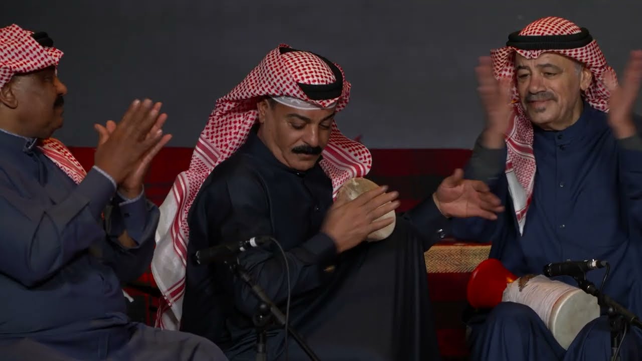 اغينة يابو بلم عشاري اداء فرقة خشابة البصرة خلال مشاركتها في مهرجان بغداد الدولي للتراث الموسيقي