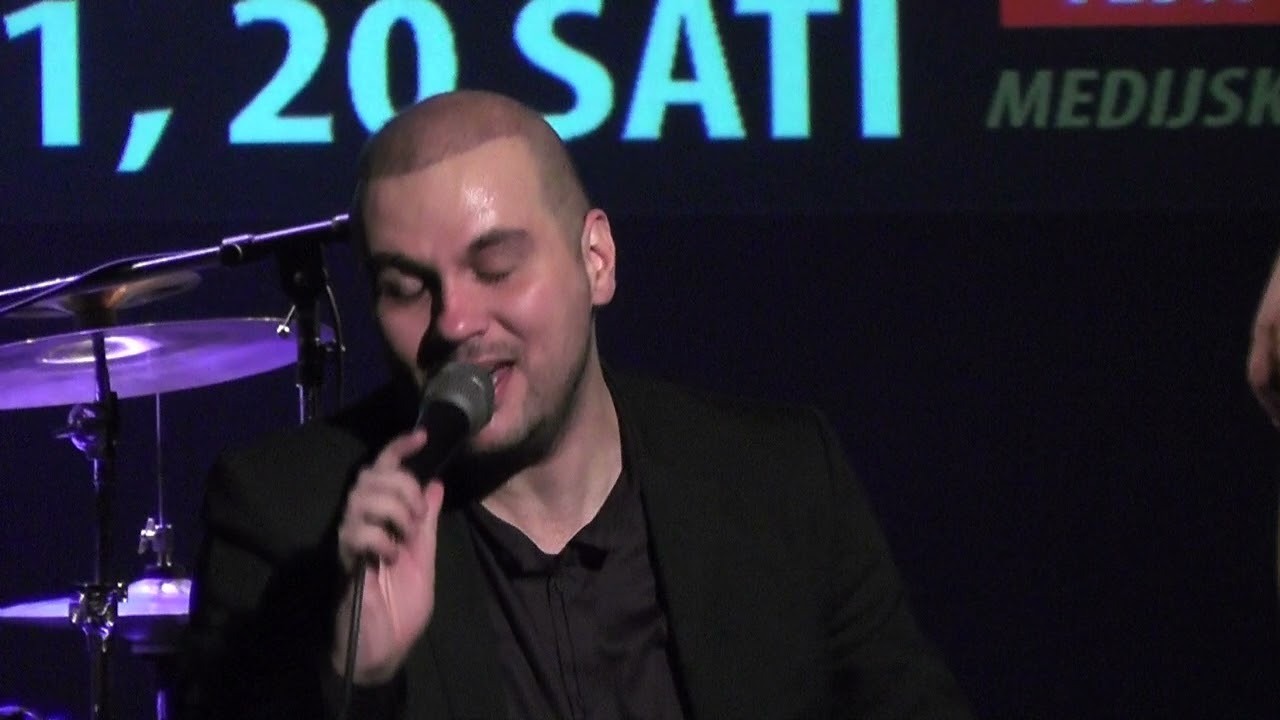 Bojan Marović plače na sceni u toku humanitarnog koncerta u Nišu