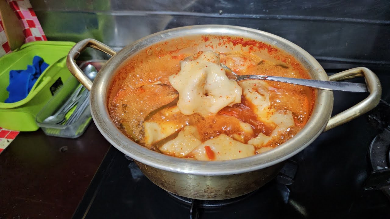 새상에 !김치국물 촌된장 약간풀어 수제비 큼직하니 떠넣고 맛은 한마디로 쥐기여  ?