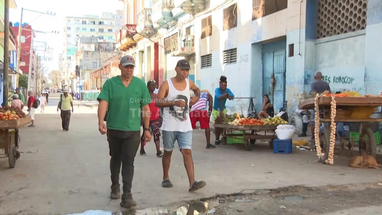 Cuadrillas en Cuba trabajan para reparar central eléctrica dañada para resolver apagón
