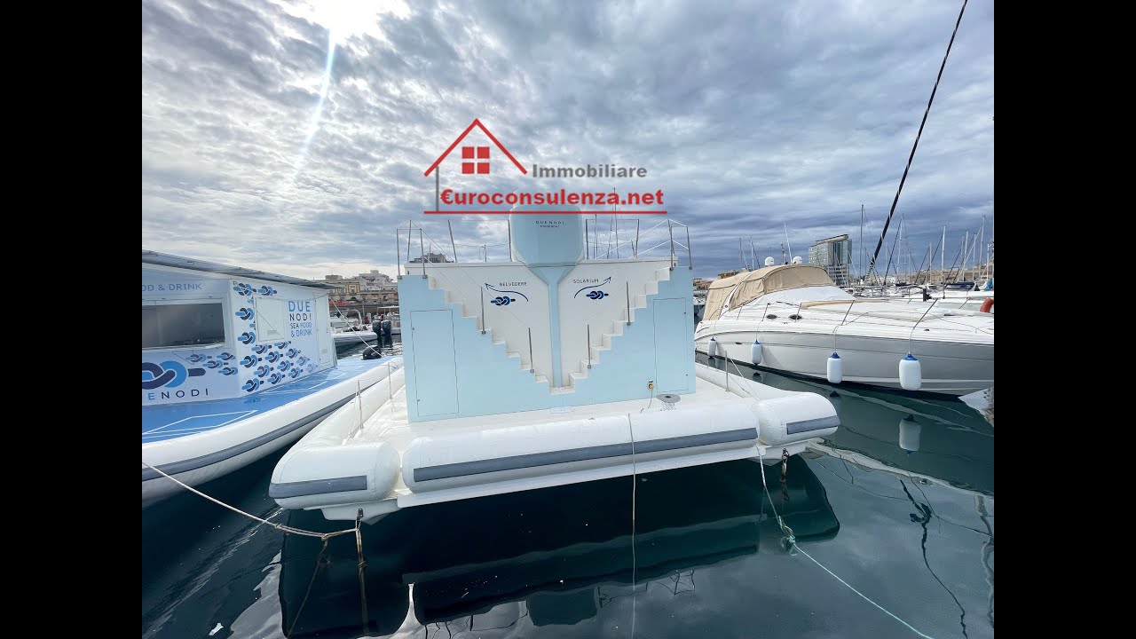 Casa galleggiante sul mare con terrazza