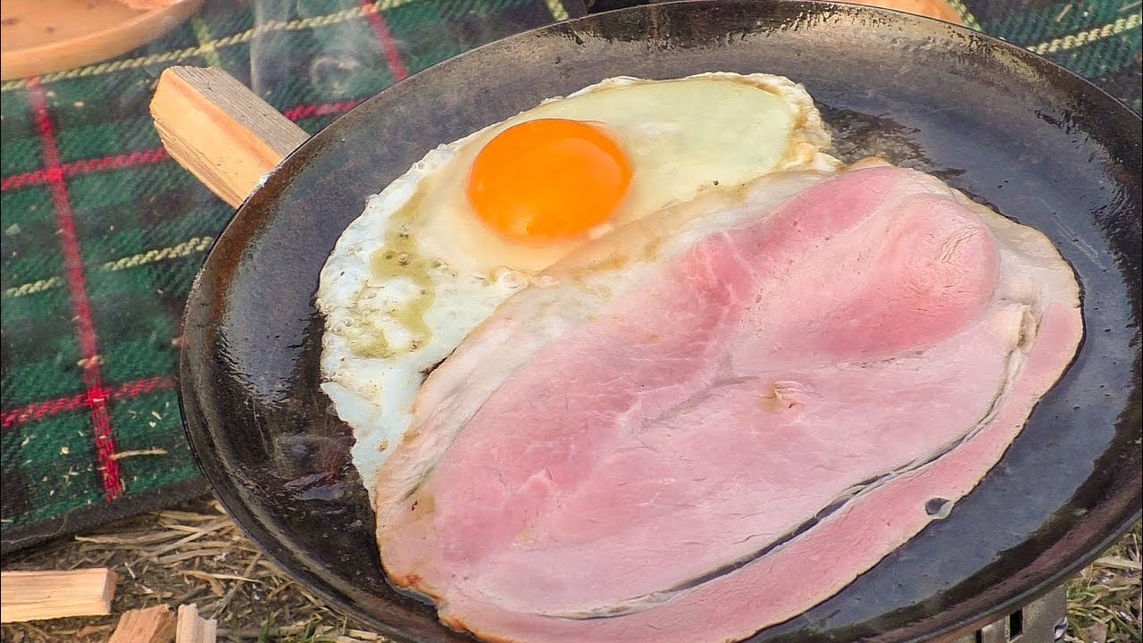 Уход за крупной ветчиной, яйцом и огнем с костром