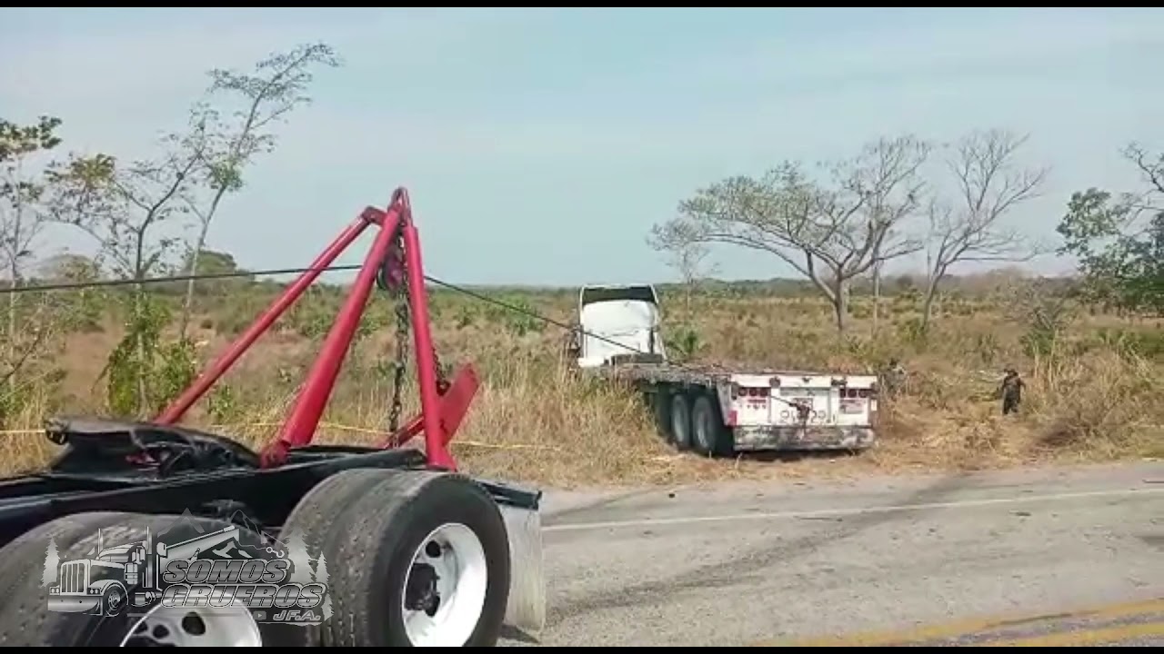 Maniobra de rescate #somosgrueros #trucks Gruas de arrastre, Gruas trabajando, México