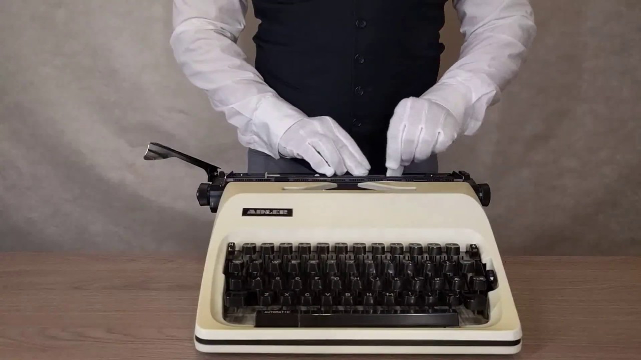 Vintage Typewriter Adler Junior 12 - presentation