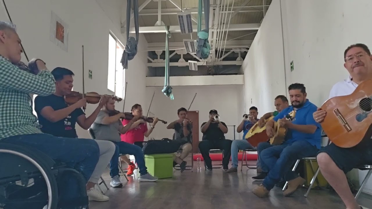Amanecí otra vez. Mariachi 2000 de Cutberto Pérez 🎺