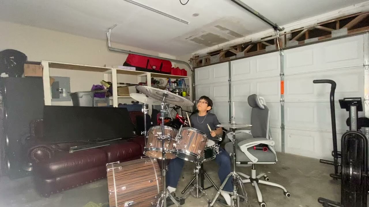 Playing do I wanna know by the artic monkeys 