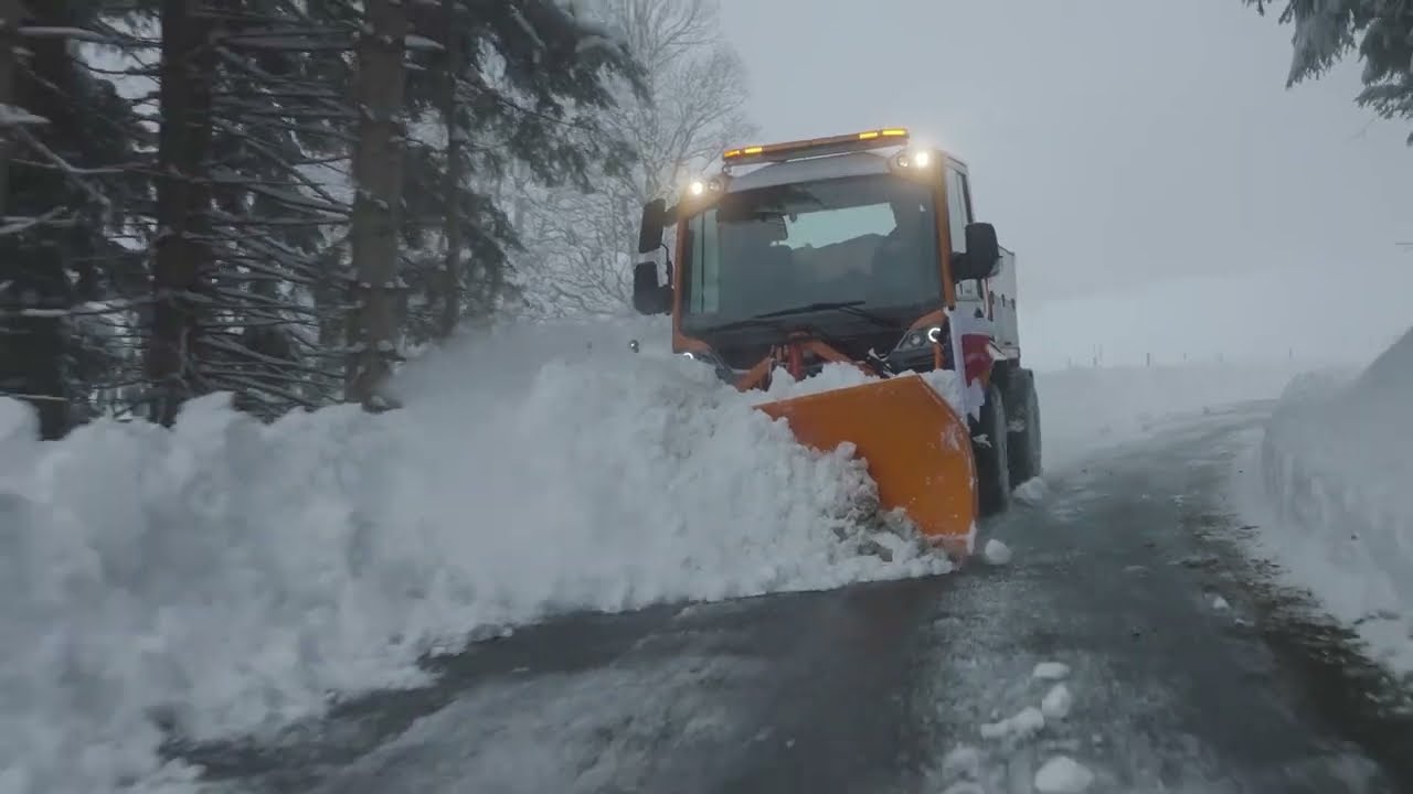 Kahlbacher Seitenschneepflug SL 3/200 am Lindner Unitrac 112