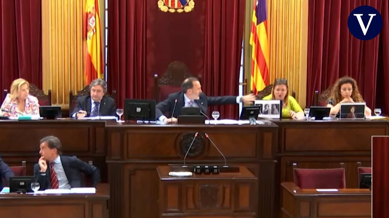 El president del Parlament balear arranca una foto de represaliadas del ordenador de una diputada
