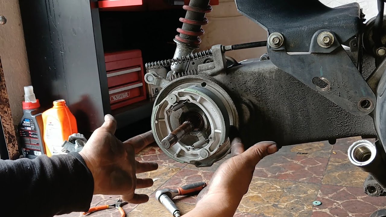Como cambiar BALATAS traseras a motoneta DS 150