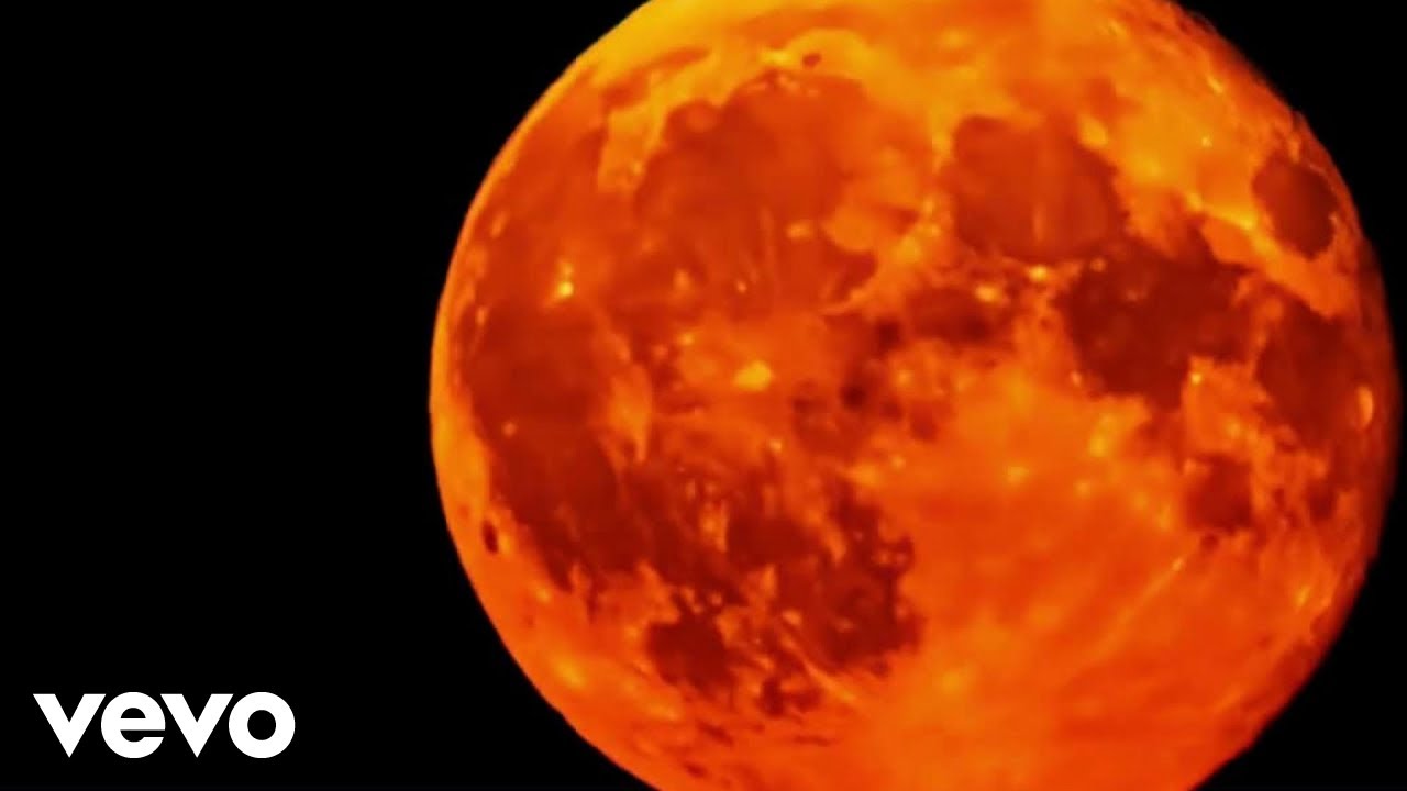 almaes - Bajo la luna morena (Official Music Video)