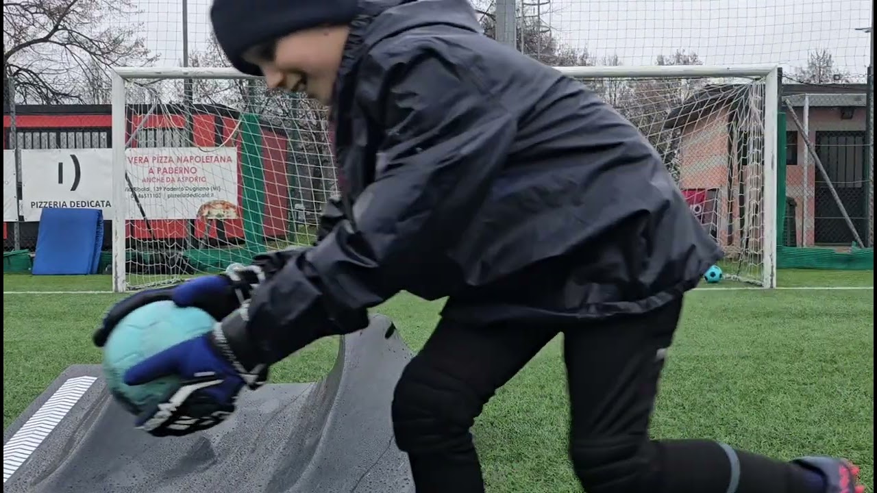 Cristian VS Deviatore, allenamento giovani portieri, categoria pulcini 2015, training for goalkeeper