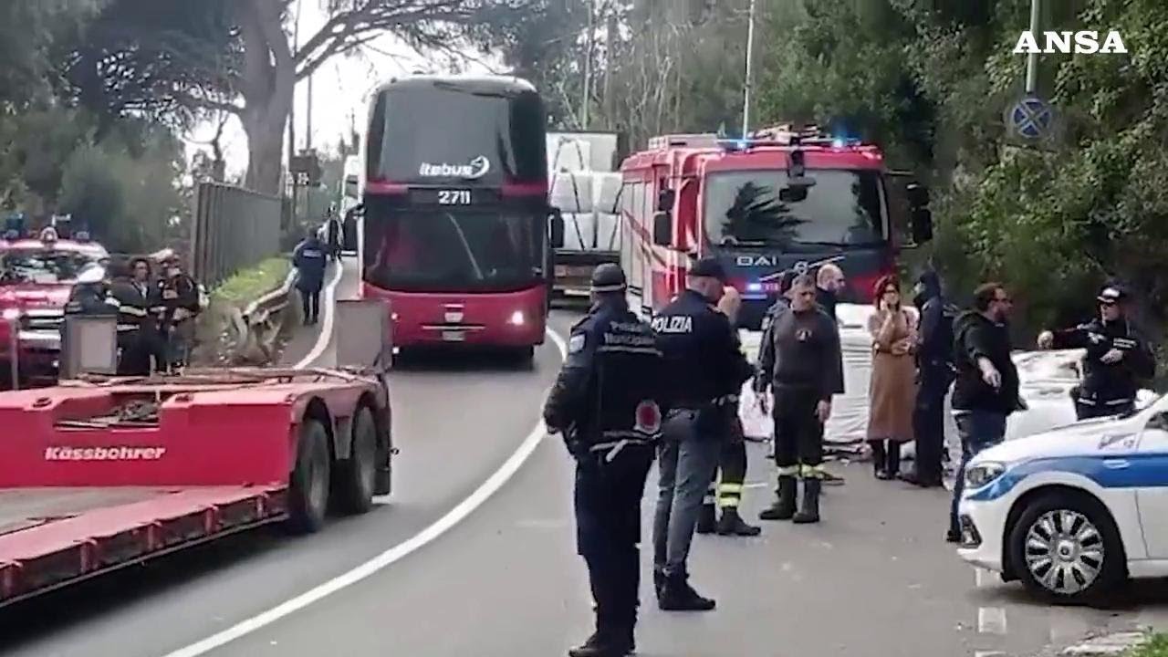A Salerno camion perde carico di ecoballe, muore un ciclista: le immagini dei soccorsi