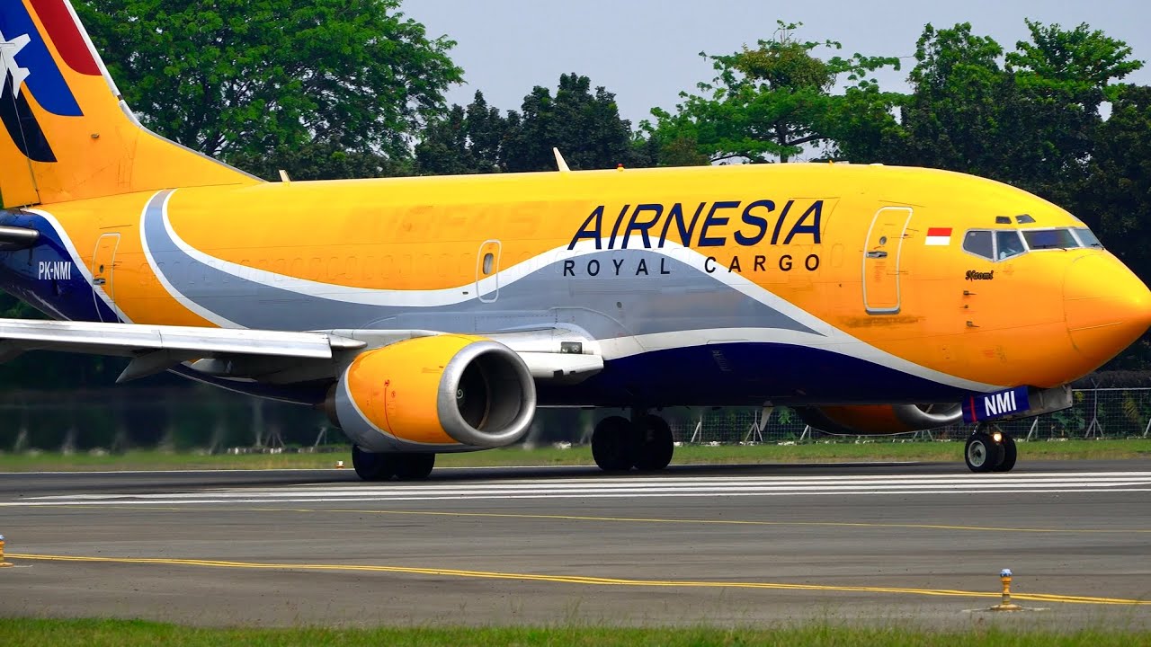 KINCLONG, Pesawat Terbang AirNesia Royal Cargo Boeing B737-300(QC) Take Off Halim-Banjarmasin