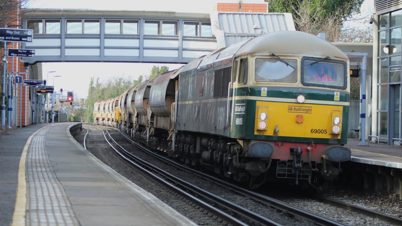 Trains at Greenhithe for Bluewater (SE metro line)! 02/02/24