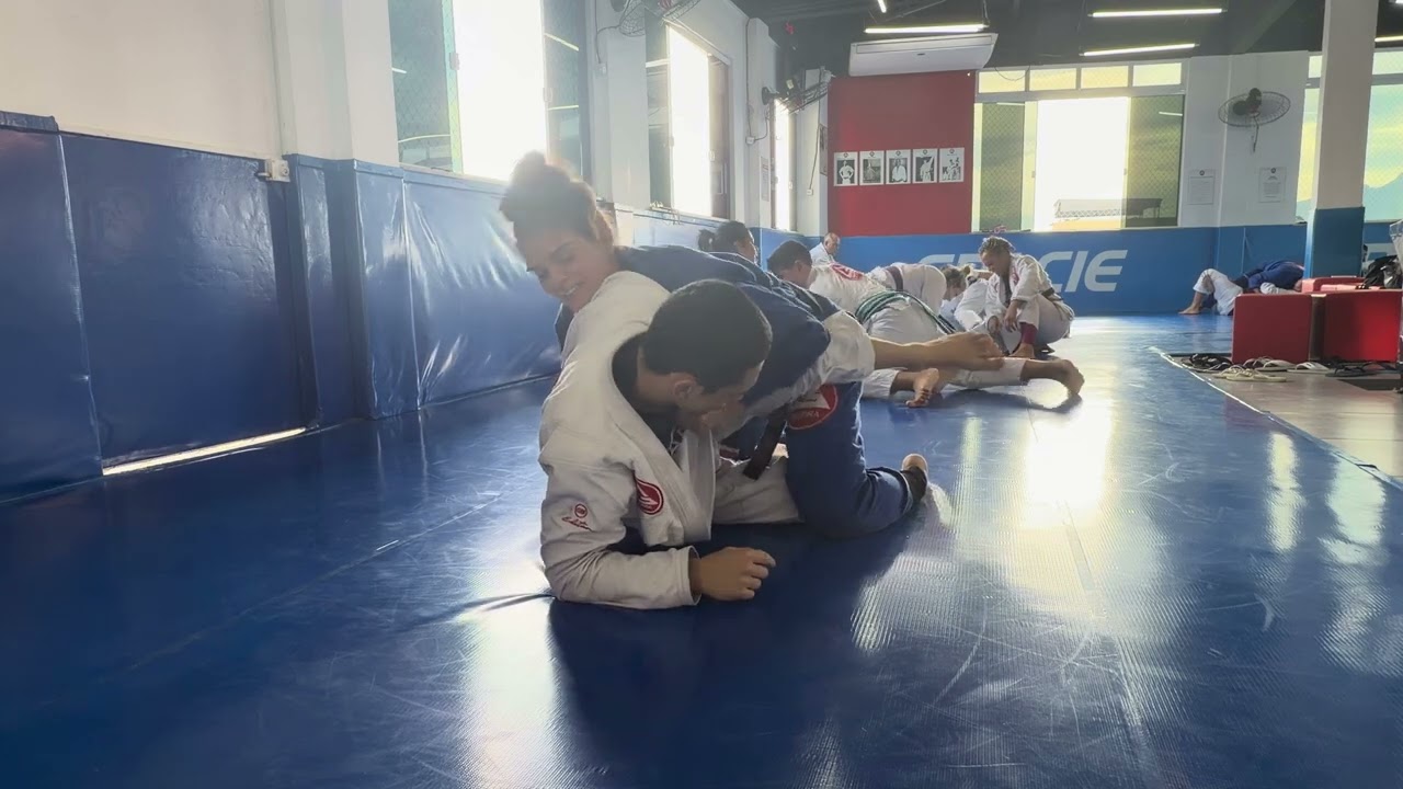 TREINO DE JIU JITSU