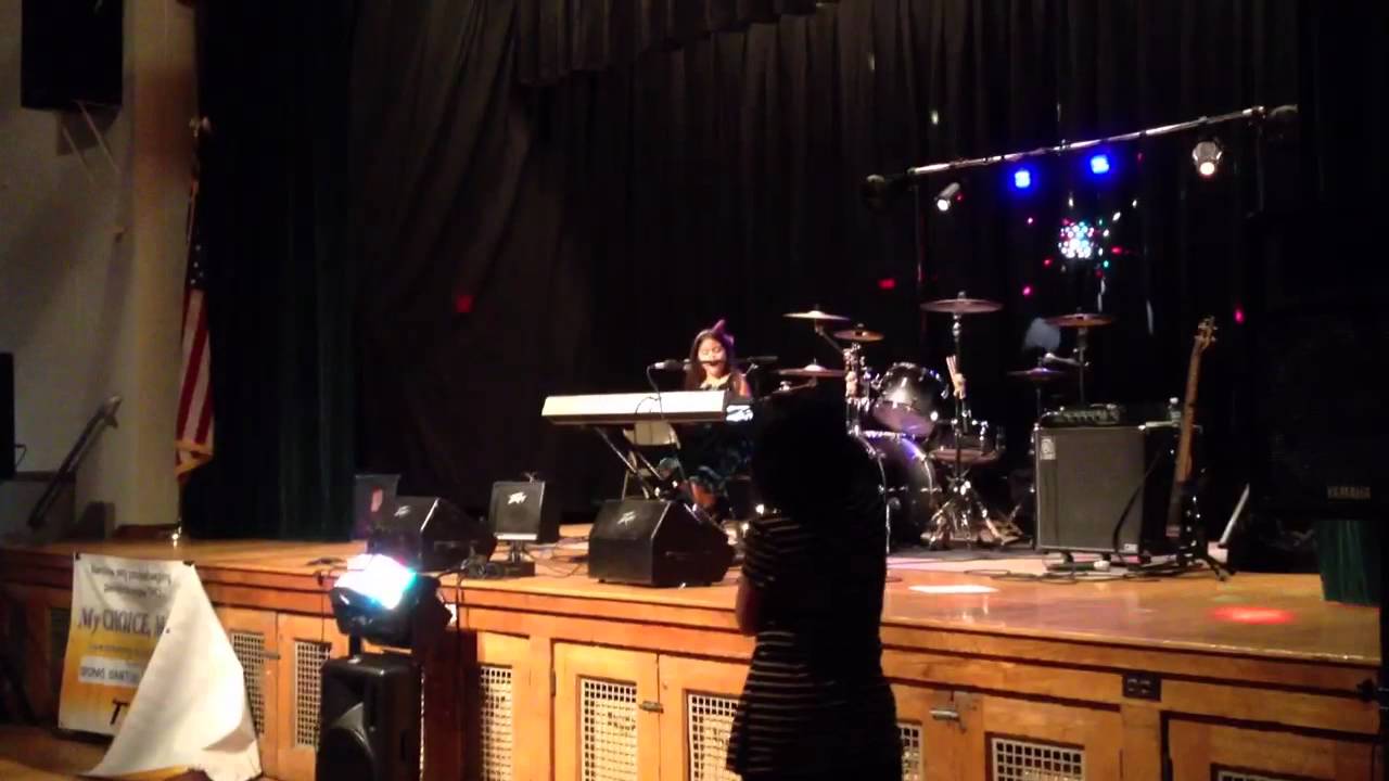 Reignn Acedera singing and playing Hallelujah.