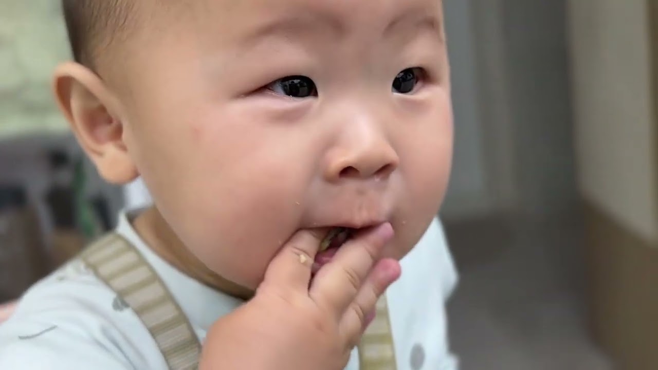 밥볼을 먹어요