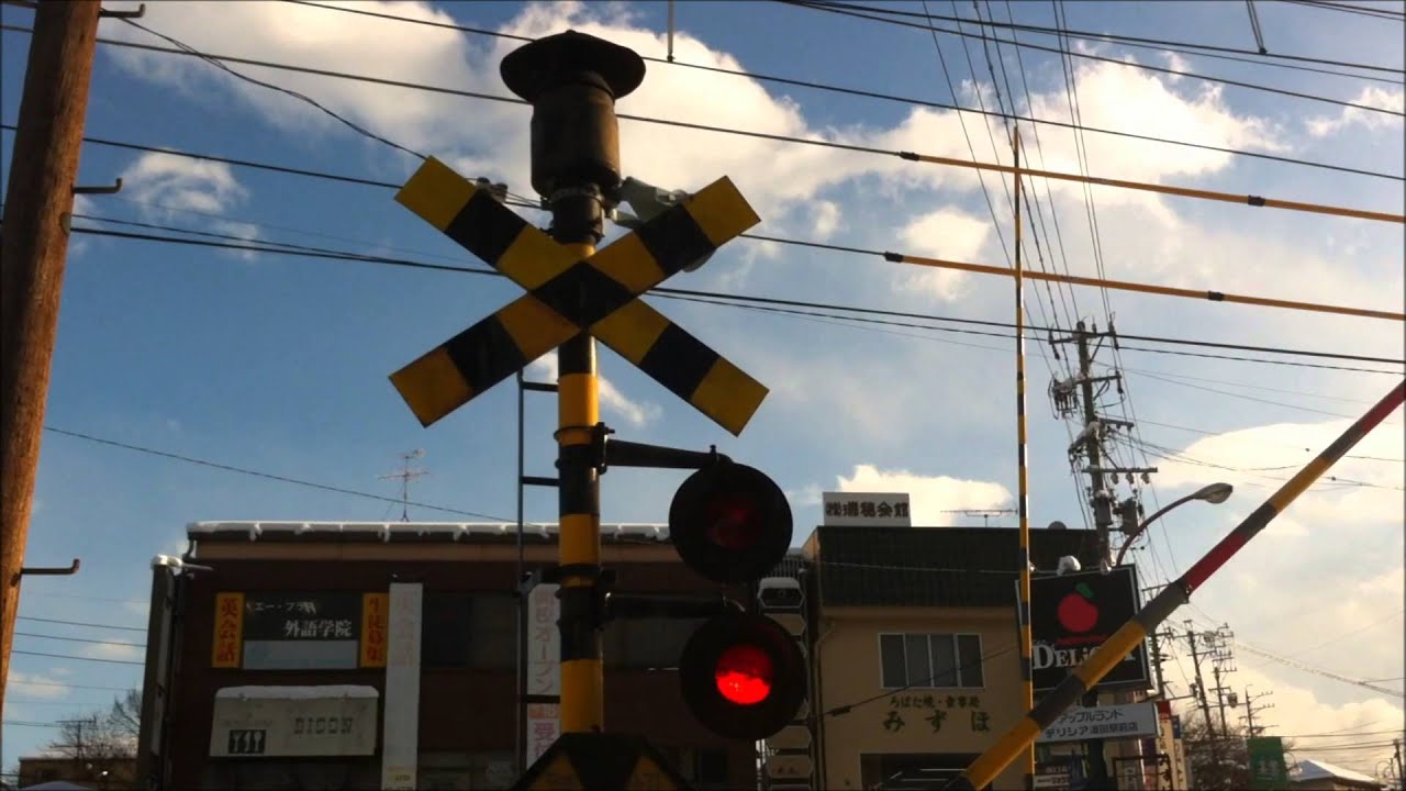 アルピコ交通の波田踏切　電鐘式が復活しました。