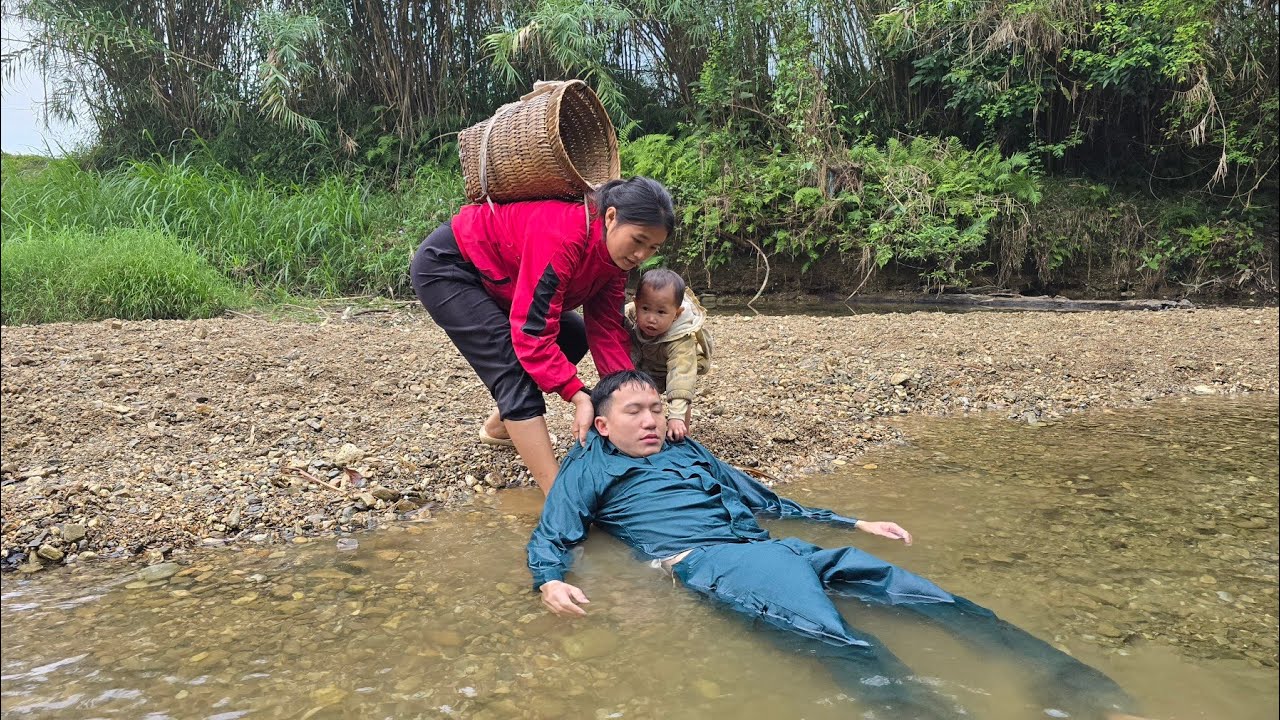 The police officer, in danger, was fortunately rescued by a poor girl who took him home.
