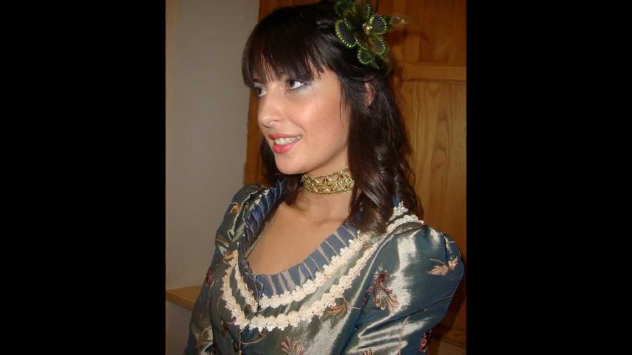 Vestiti di carnevale, abiti teatrali, costumi per balli e spettacoli.