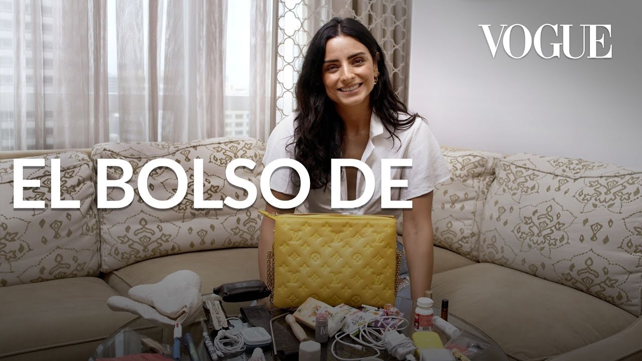 Aislinn Derbez y el práctico mundo que guarda en su bolso | Vogue México y Latinoamérica