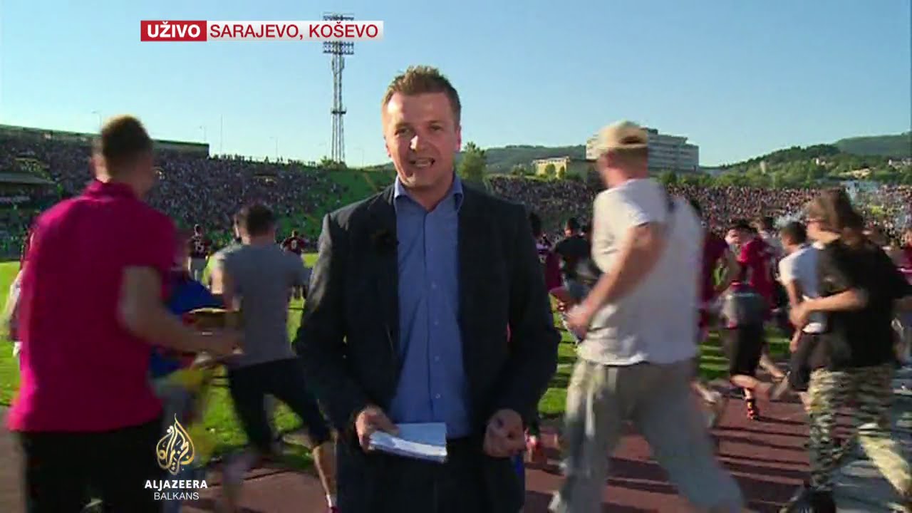 Utrčavanje navijača u toku javljanja reportera Al Jazeere