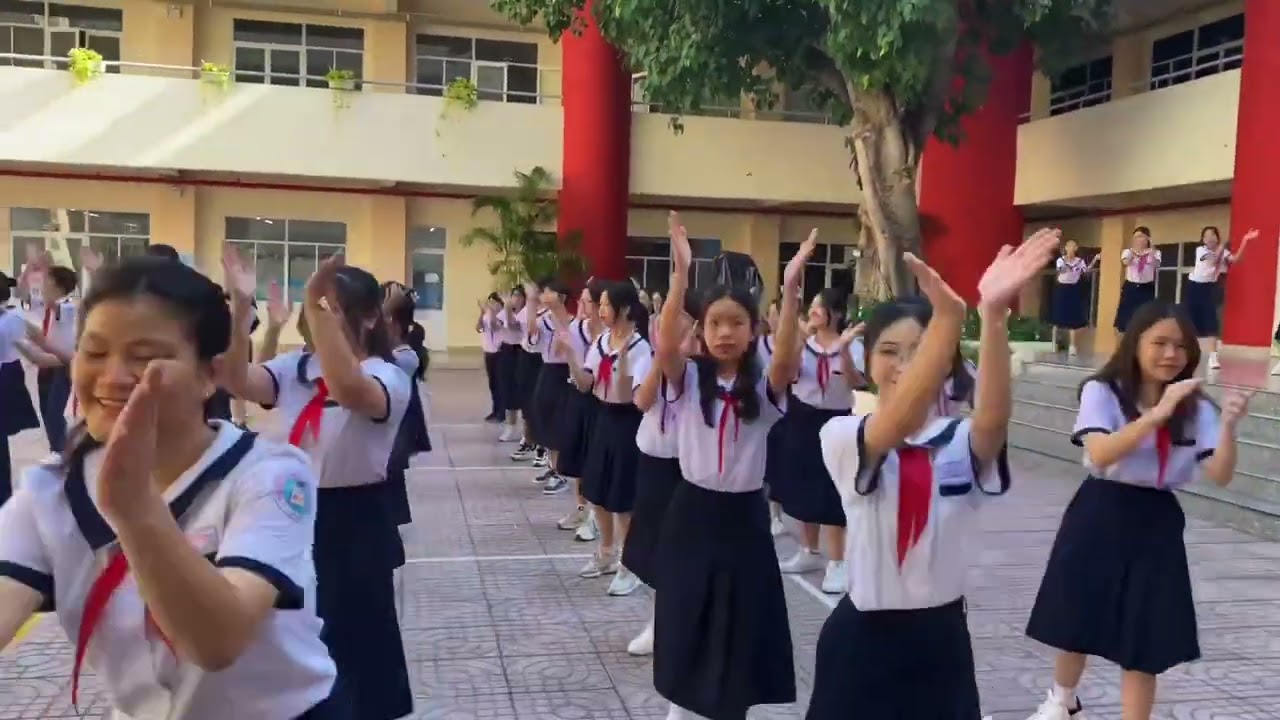 THCS Kim Đồng - đồng diễn Tiến bước lên Đoàn 23-24
