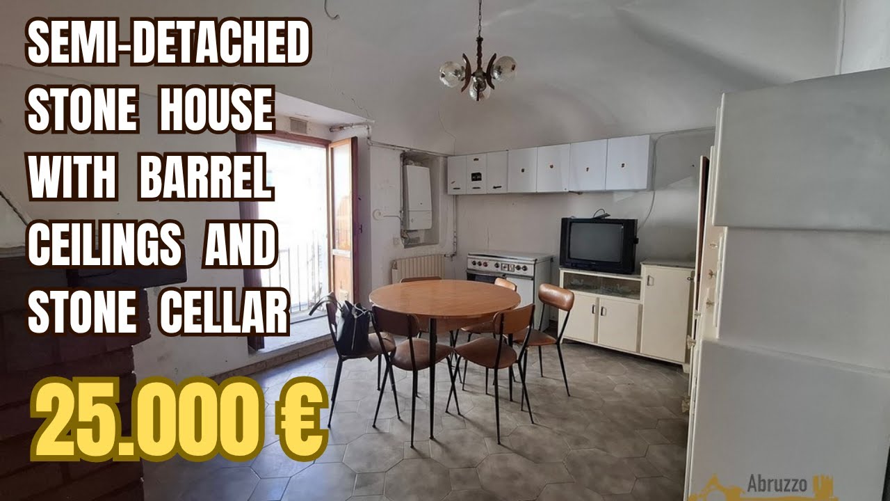 Semi-detached stone house with barrel ceilings and stone cellar. Gissi