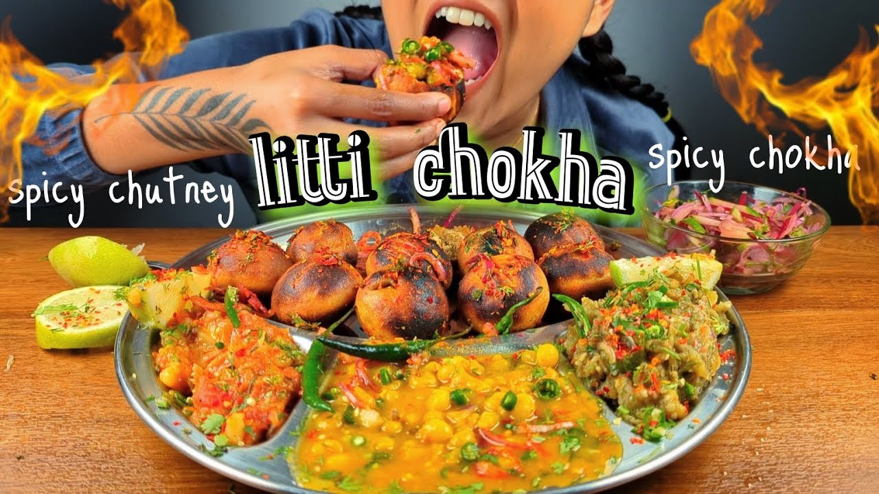 COOKING & EATING SPICY SATTU LITTI WITH SPICY BAINGAN CHOKHA & SPICY TAMATAR ALOO CHUTNEY RECIPE