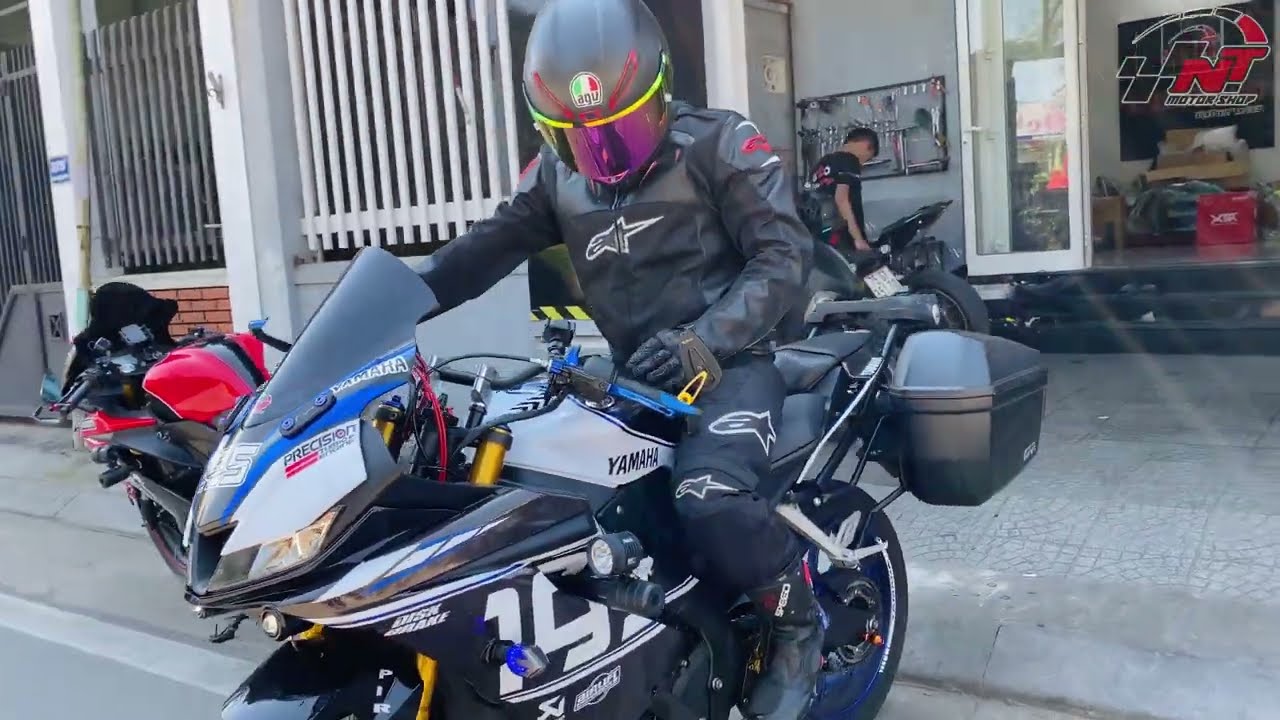 R15 v3 độ “Độc-Dị-Lạ”. Lên kiểu dáng TOURING, lên ghi đông Nakebike và hệ thống thùng GIVI cho R15v3
