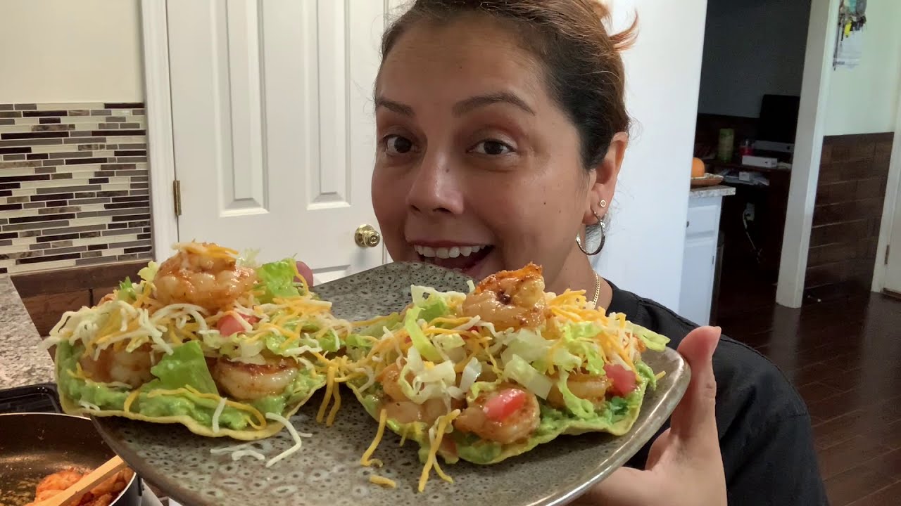 tostada de guacamole con camaron