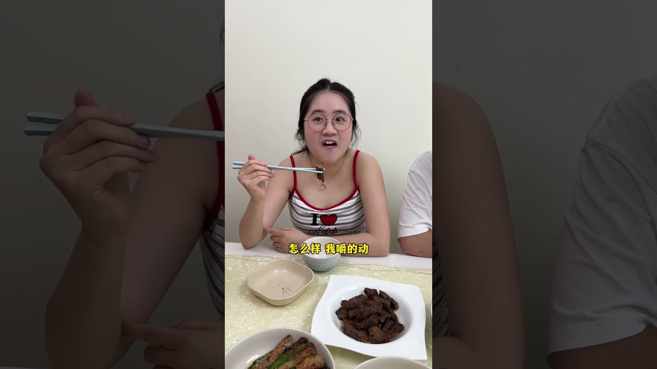 侄子侄女来香港第二天，在家做麻辣小龙虾