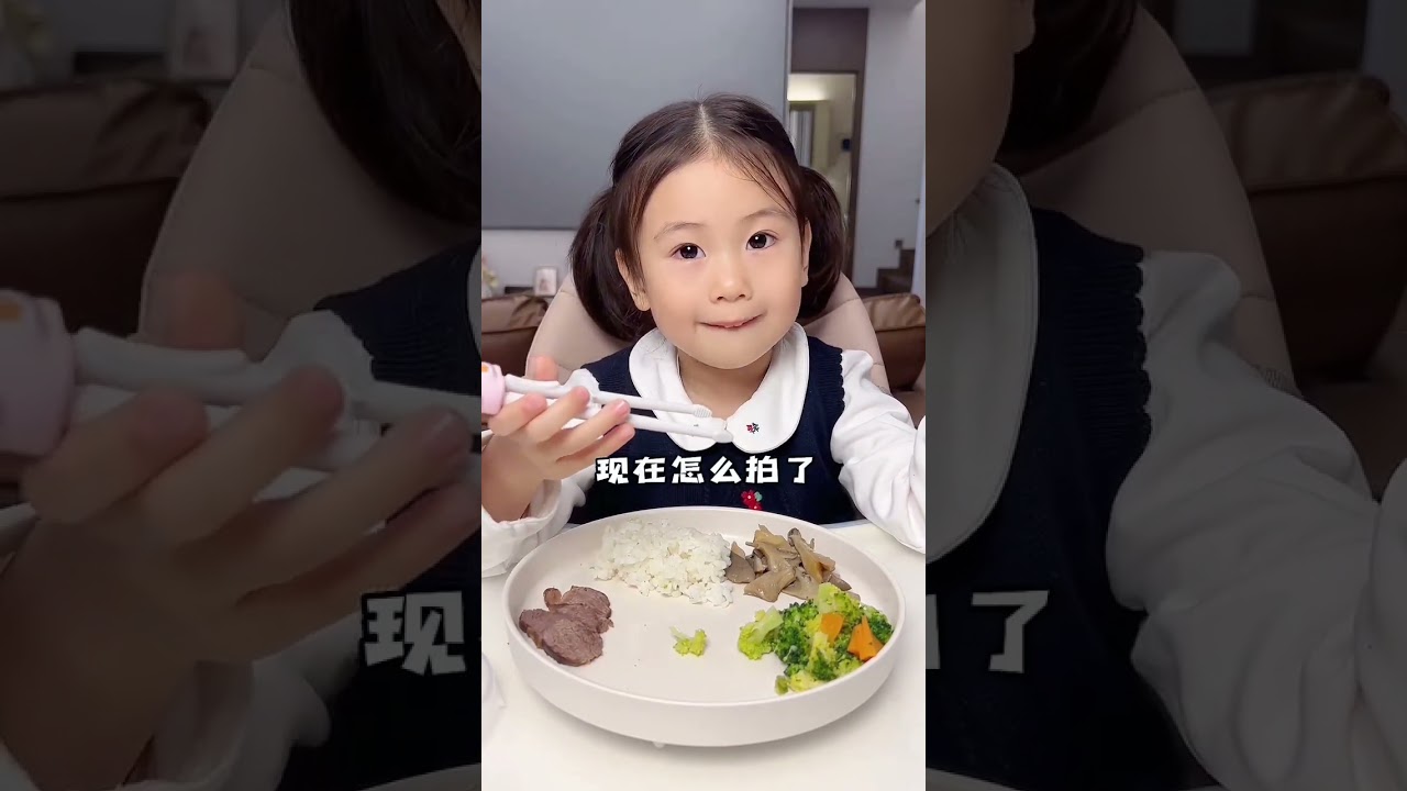 小棉袄一对爸爸献殷勤，就是别有用心😂  不管吃啥都主打一个捧场，真的很让妈妈省心呀😂   奶奶来给希希做饭了，现在开始吹捧奶奶了😂
