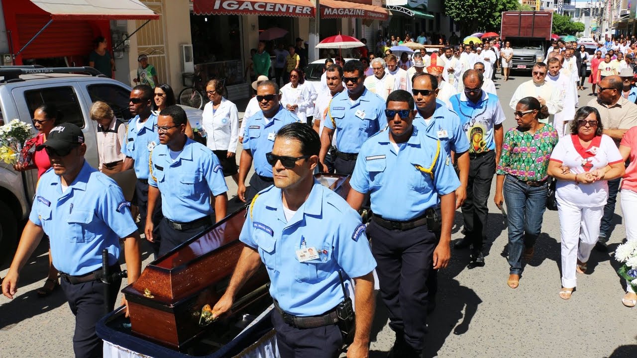 Cortejo com o Corpo do Pe. Carlos Kaminski saindo do Santuário até o cemitério de santa Luzia