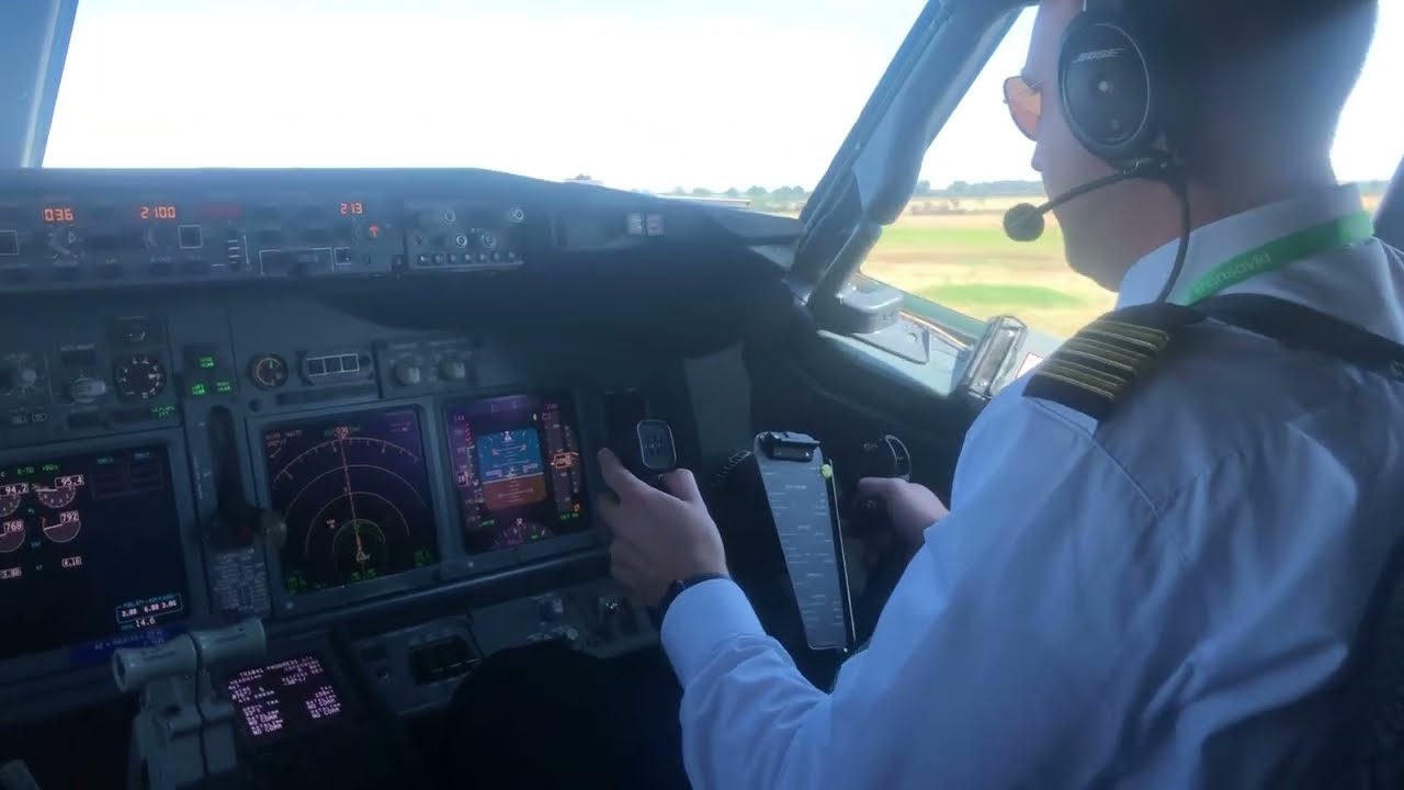New airline pilot flying touch and go's with an empty Boeing 737 airliner in France!