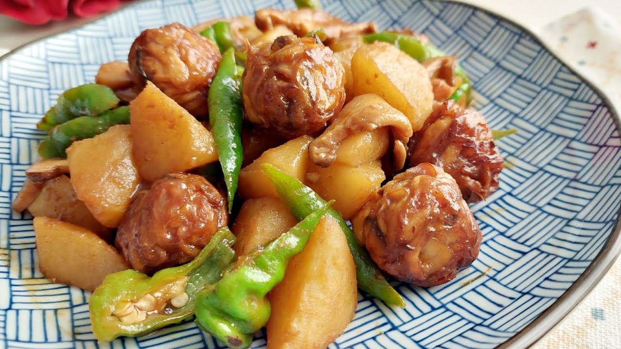 King Oyster Mushroom разрывает его вручную, добавьте картофель, веган
